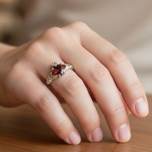 🔥Vintage Sterling Silver Garnet Cubic Zirconia Claddagh Ring!